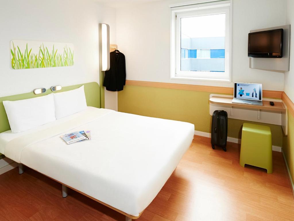 Ibis Budget Cannes Мужен Экстерьер фото